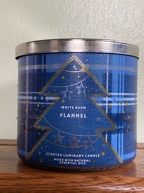 White Barn Flannel 3 Wick Candle 14.5 oz NWT